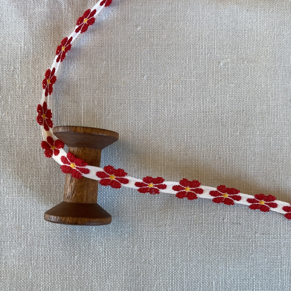 Vintage Red Daisy Trim
