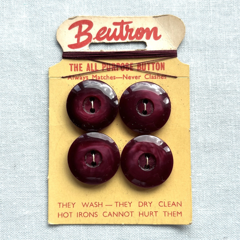 Beutron Maroon 22 mm Buttons on Original Card