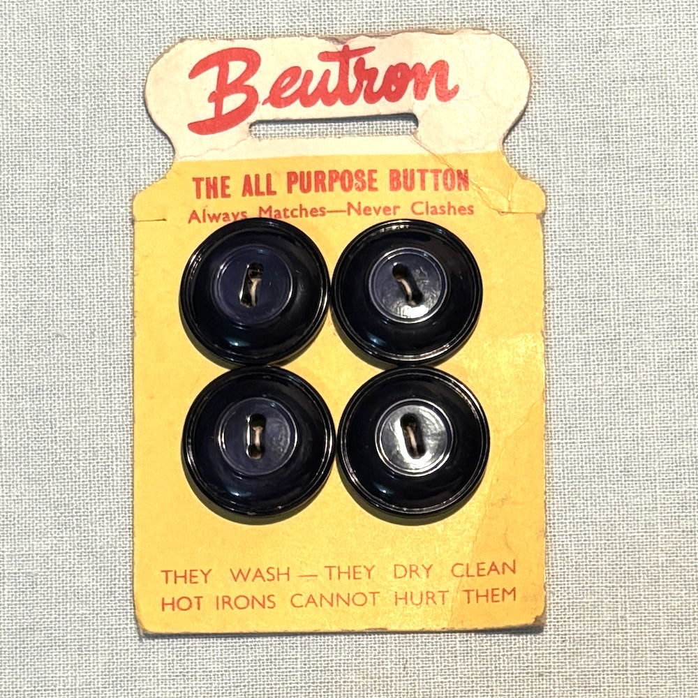 Beutron Navy 22mm Buttons on Original Card