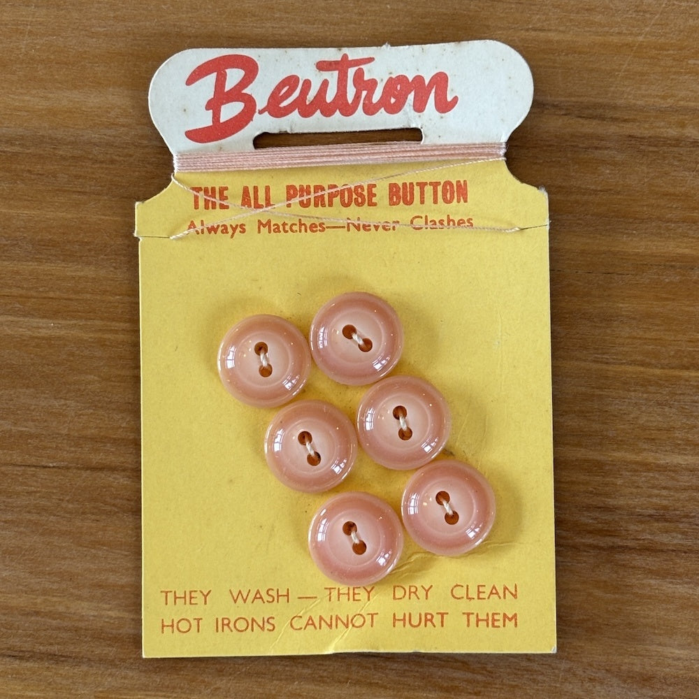 Beutron Peachy Pink 15mm Buttons on Original Card