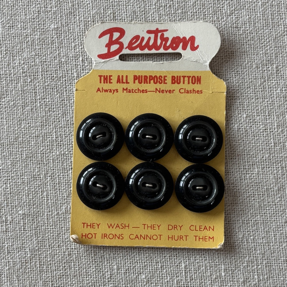 Beutron Dark Grey 19mm Buttons on Original Card.
