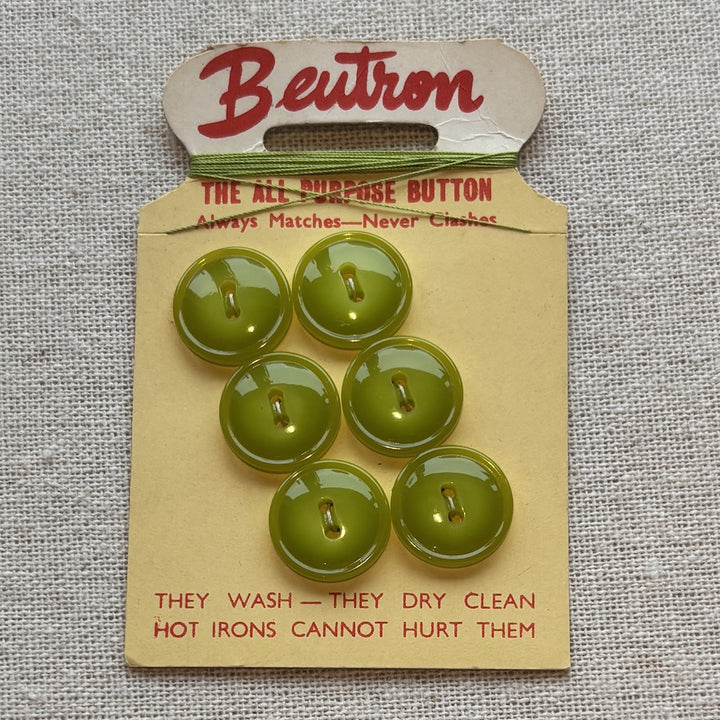 Beutron Crocodile Green 17mm Buttons on Original Card