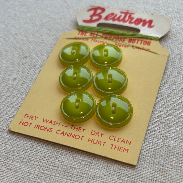 Beutron Crocodile Green 17mm Buttons on Original Card
