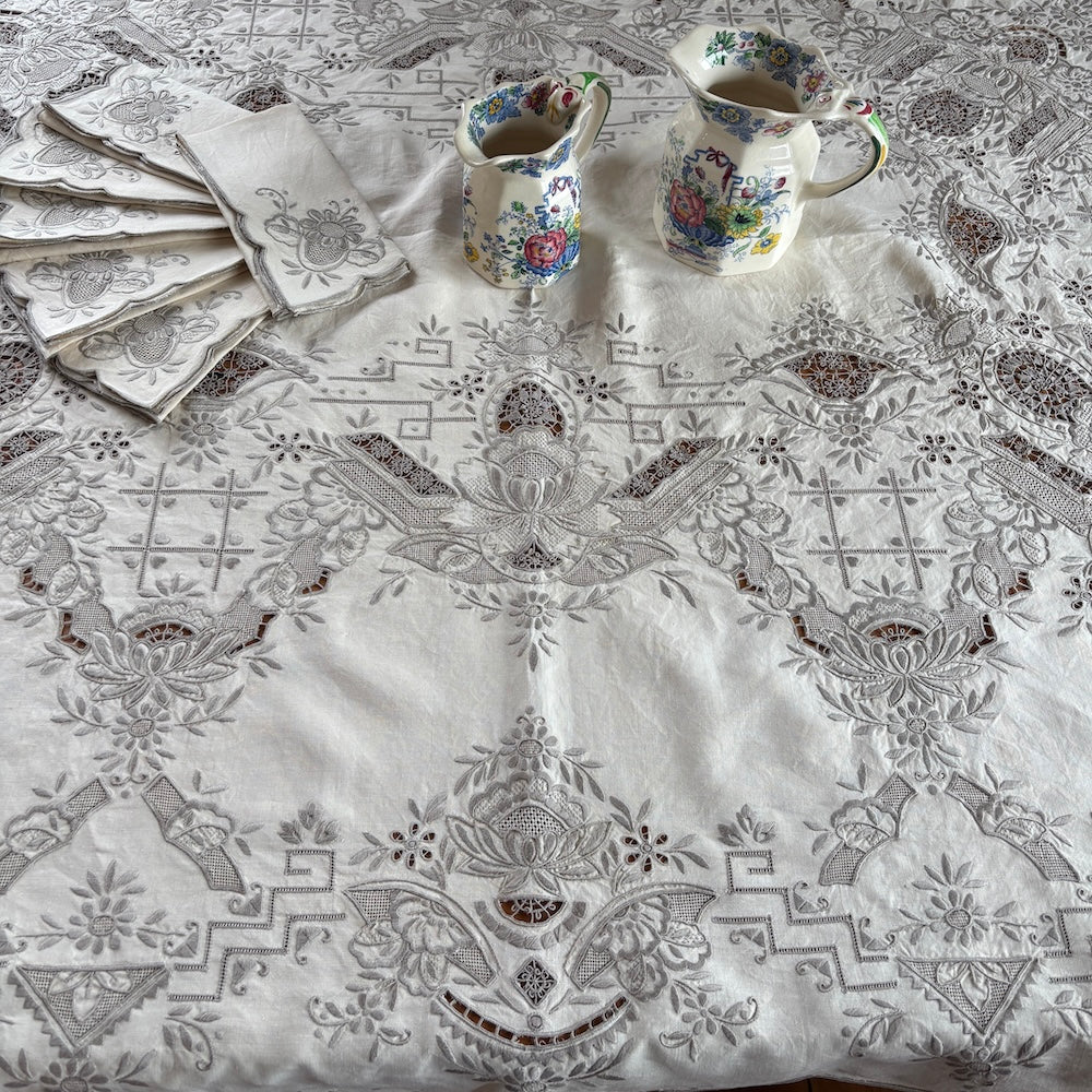 Vintage Embroidered Tablecloth with 6 Napkins