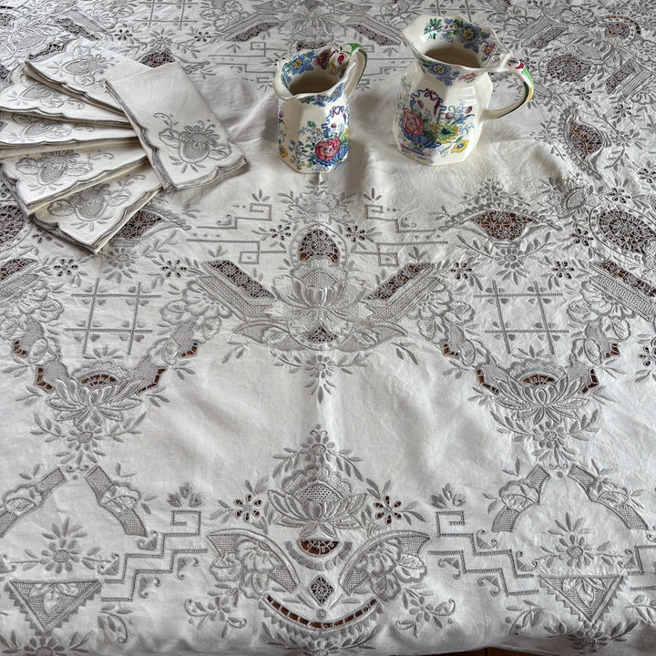 Vintage Embroidered Tablecloth with 6 Napkins