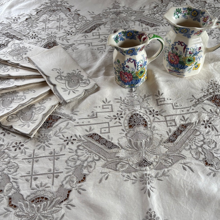 Vintage Embroidered Tablecloth with 6 Napkins