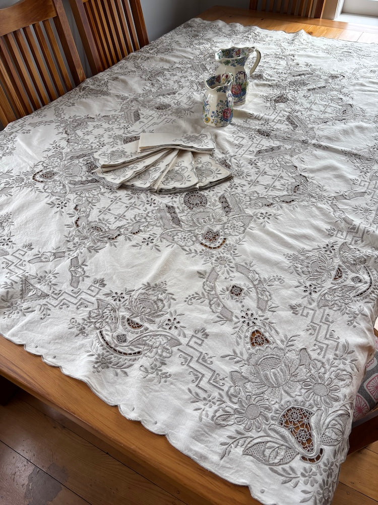 Vintage Embroidered Tablecloth with 6 Napkins