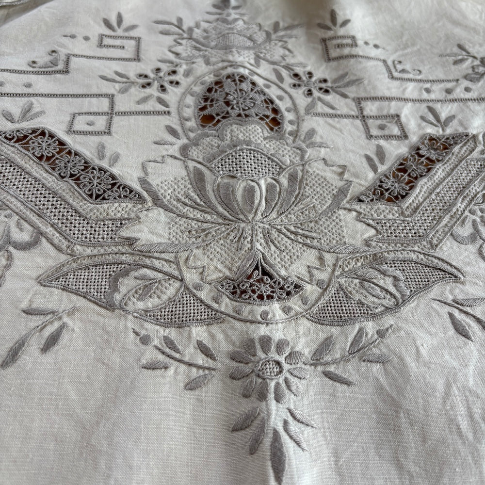 Vintage Embroidered Tablecloth with 6 Napkins