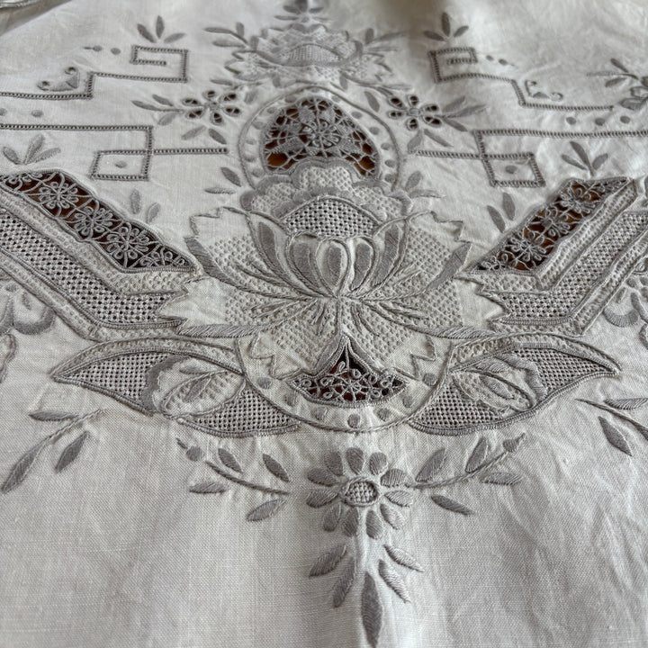 Vintage Embroidered Tablecloth with 6 Napkins