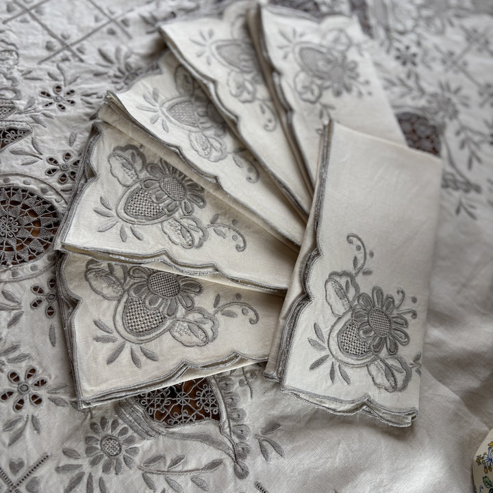 Vintage Embroidered Tablecloth with 6 Napkins