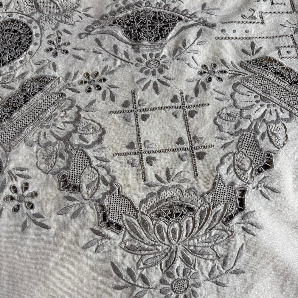 Vintage Embroidered Tablecloth with 6 Napkins