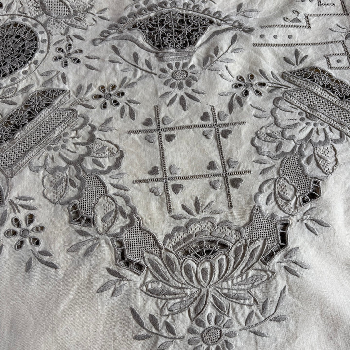 Vintage Embroidered Tablecloth with 6 Napkins