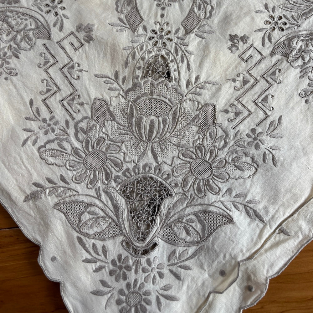Vintage Embroidered Tablecloth with 6 Napkins