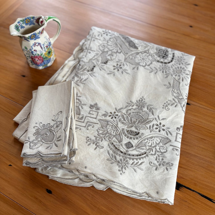 Vintage Embroidered Tablecloth with 6 Napkins