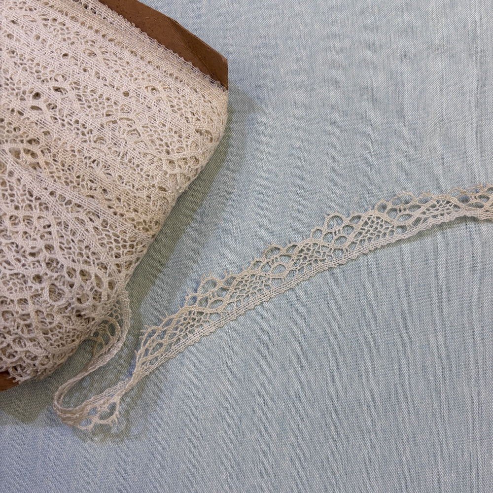 Vintage French Wavy Scallop Bobbin Lace 20mm