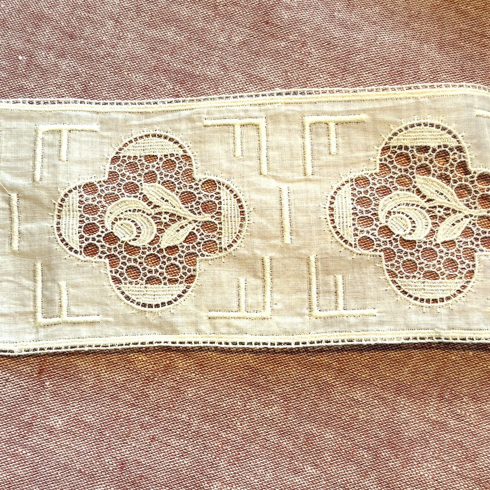 Antique White Batiste with Floral Filet Lace 75mm x 58cm