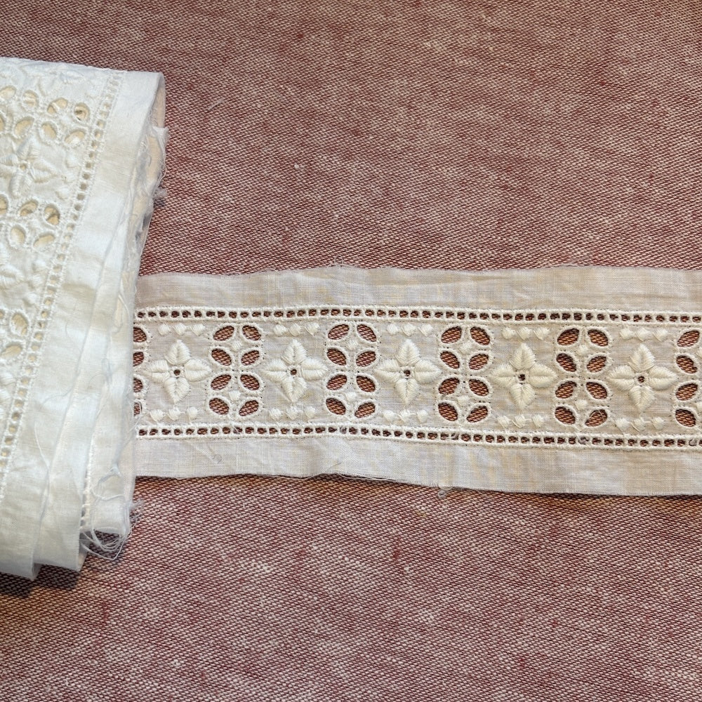 Vintage White Batiste Entredeux Star with Cut Flowers 45mm