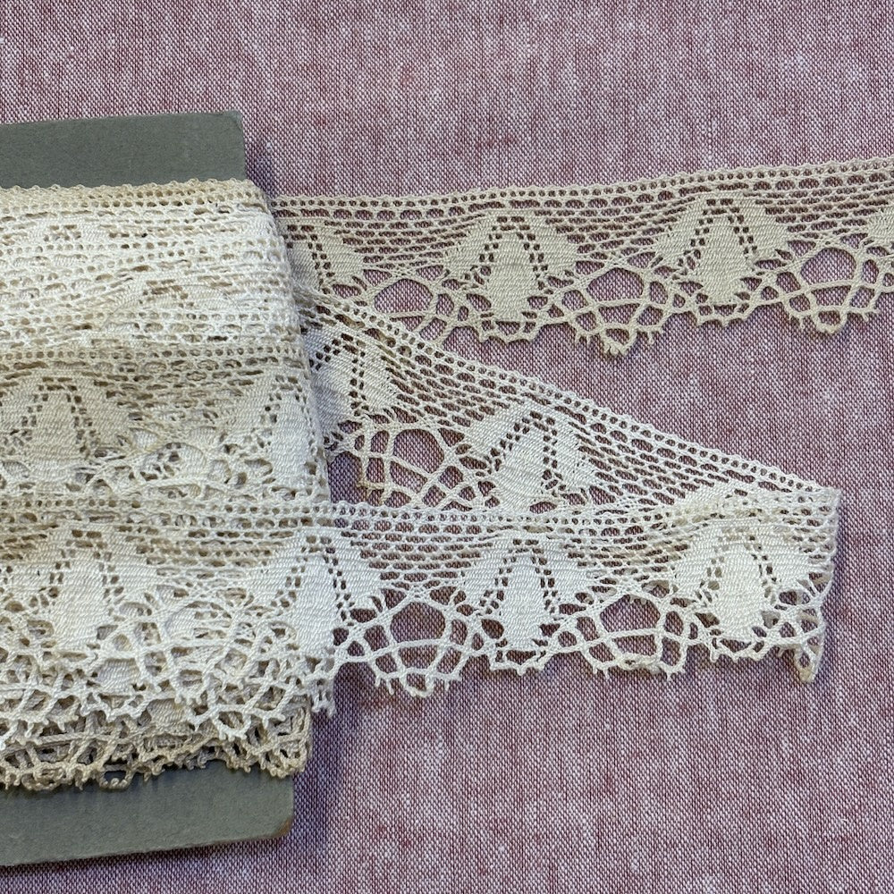Antique French Tulip  Bobbin Lace in Ecru 34mm