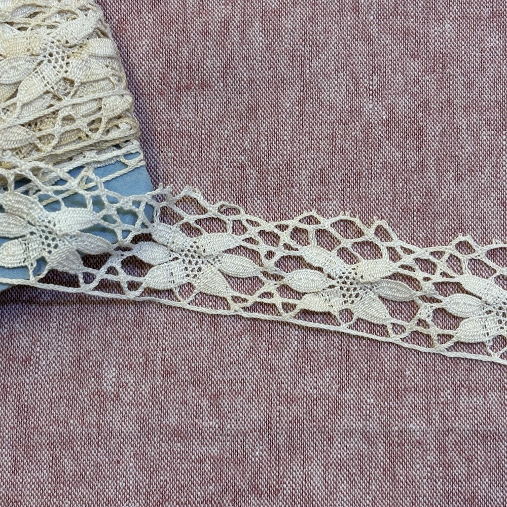 Antique French Flower Bobbin Lace with Tallies in Ecru 32mm