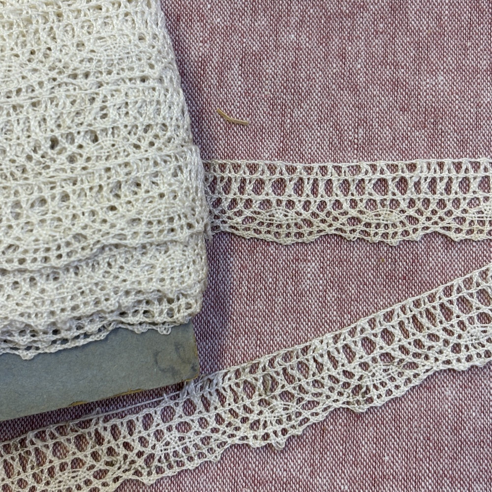 Vintage French Bobbin Lace in Fine Cotton Scalloped Fan 19mm
