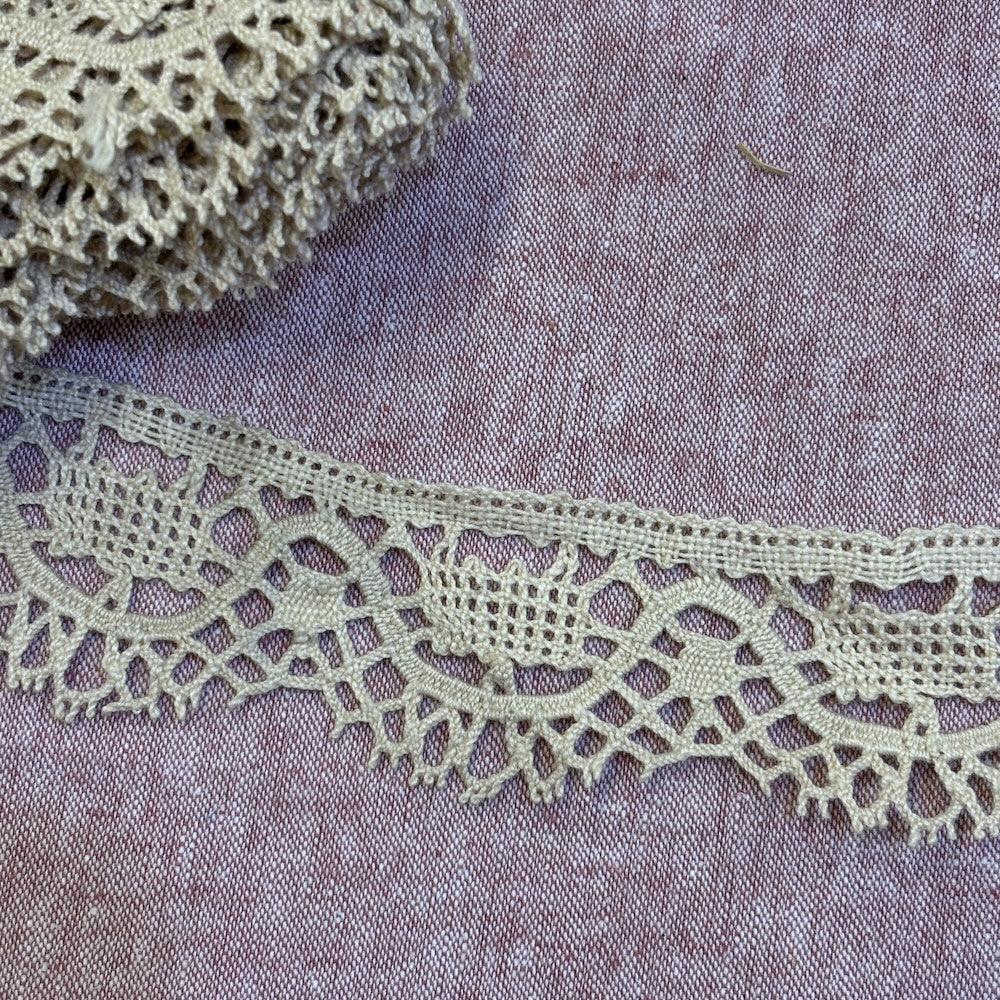 Antique French Bobbin Lace Puntilla Edge in Tea 40mm