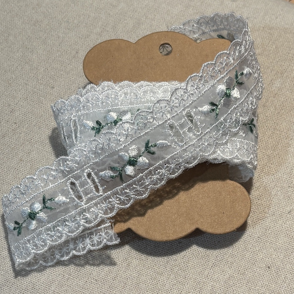 Vintage White & Green Embroidered Lace Trim w Eyelets 32mm x 3m