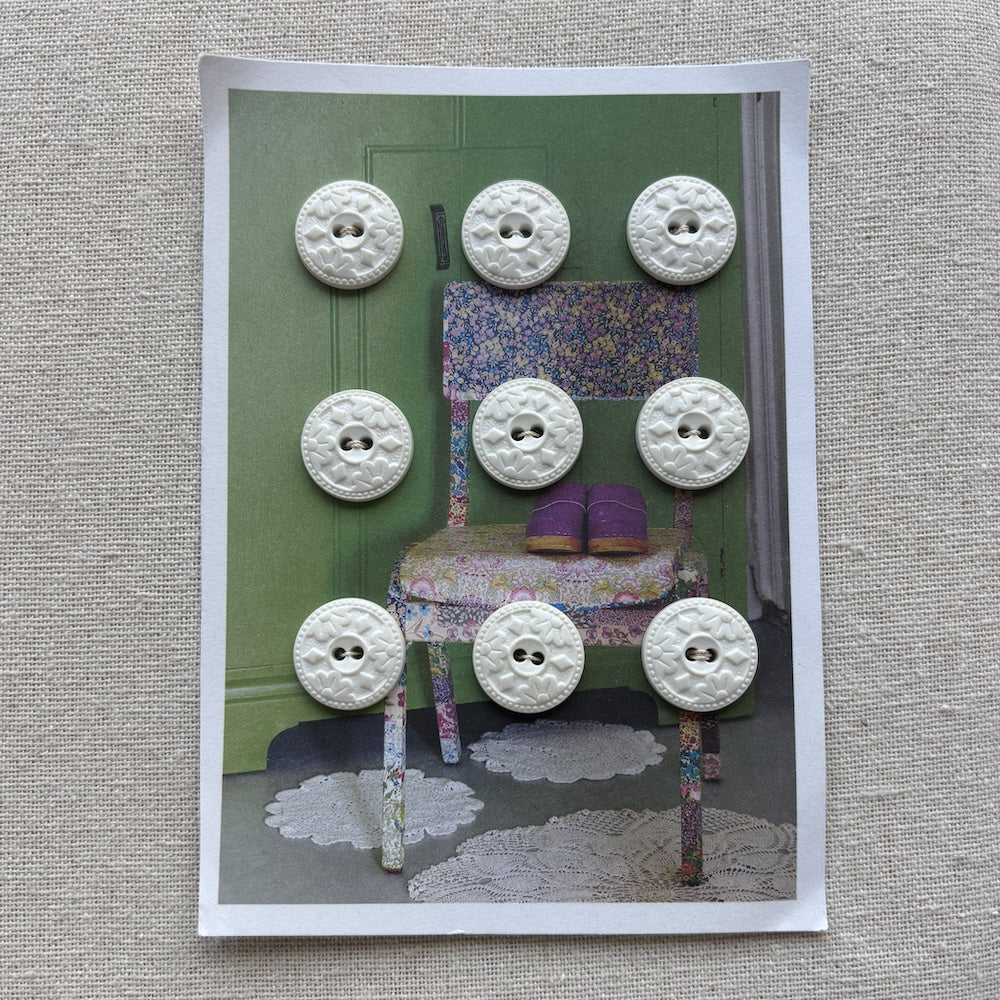 1950's White Circle of Flowers Buttons 19mm x 9
