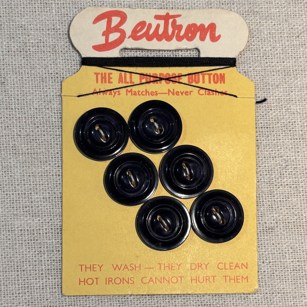 Beutron Navy 17mm Buttons on Original Card