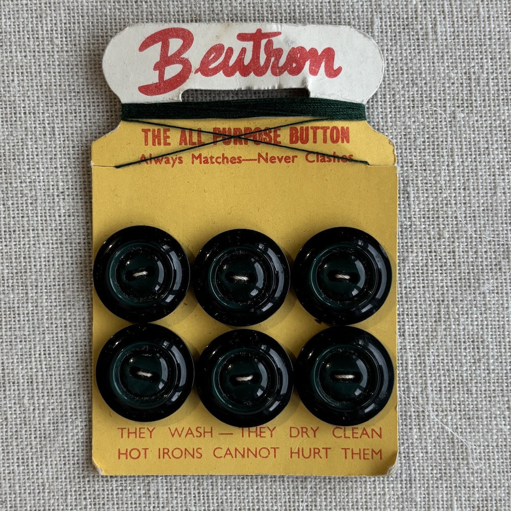Beutron Forest Green 19mm Buttons on Original Card