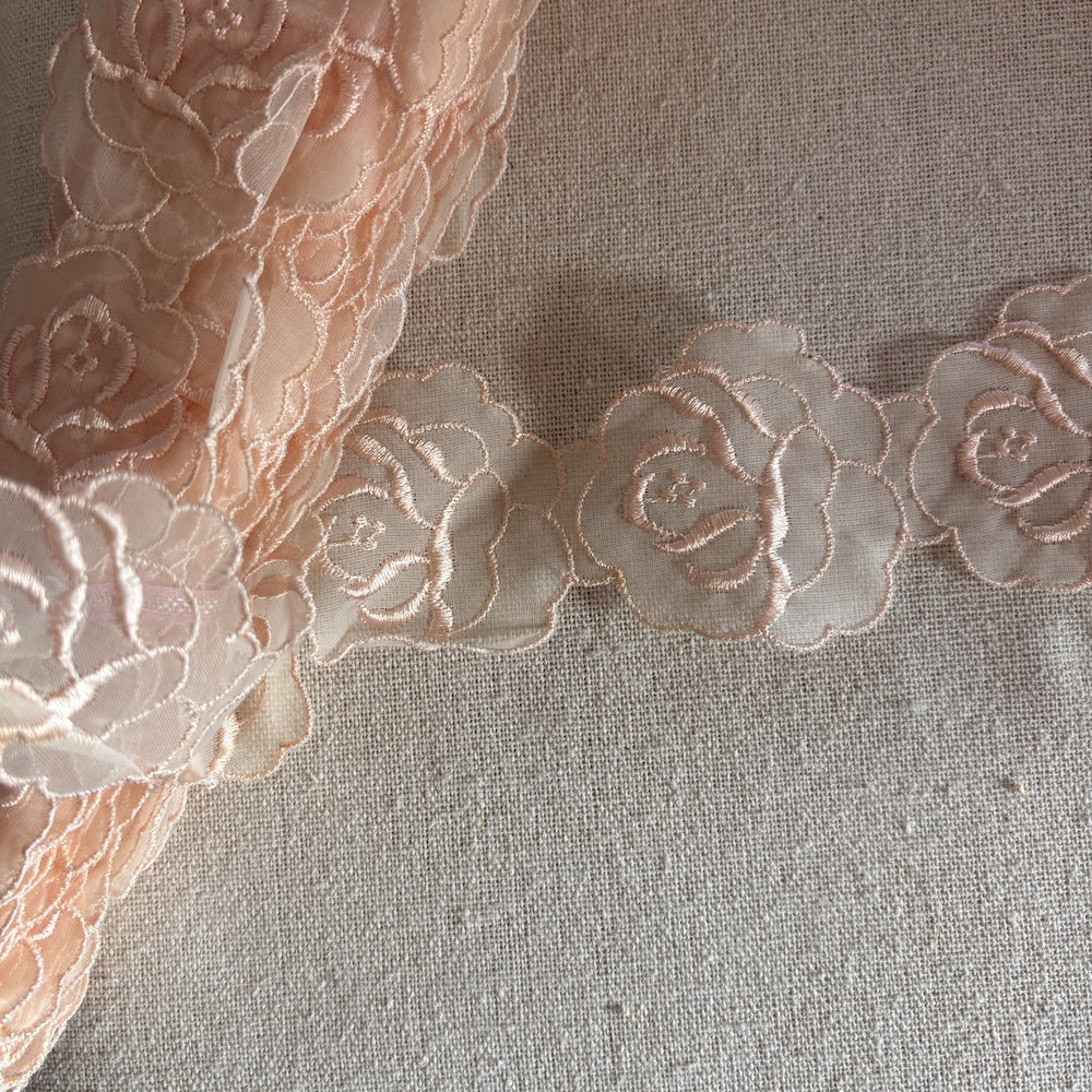 Vintage Austrian Organza Rose Lace in Peach 5.5cm