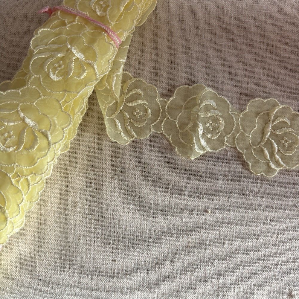 Vintage Austrian Organza Rose Lace in Lemon 5.5cm